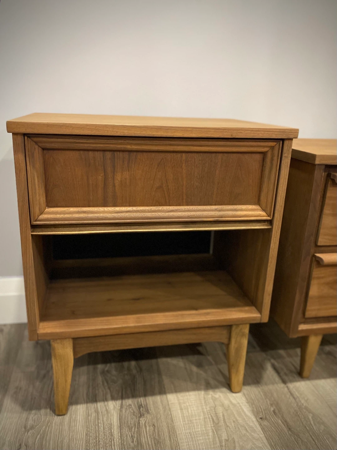 ✨ Mid-Century Modern Walnut Nightstands – Matching Set✨ - photo 3