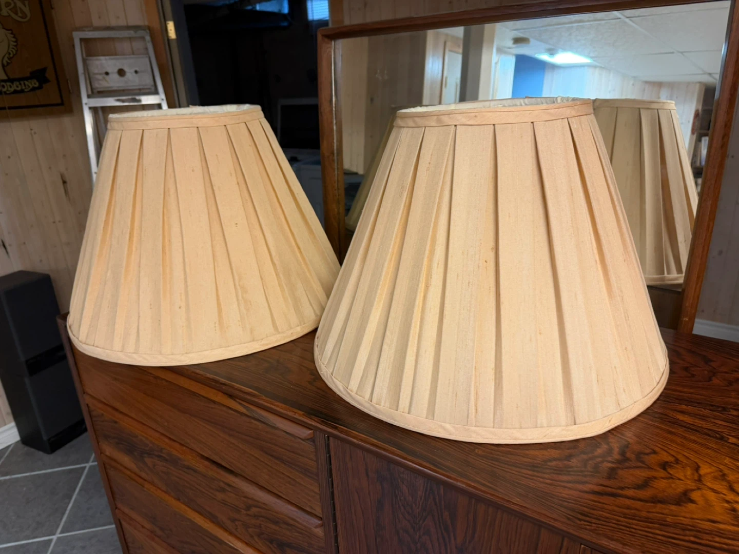 Pair of Vintage Brass Table Lamps with Cream Pleated Shades - photo 5
