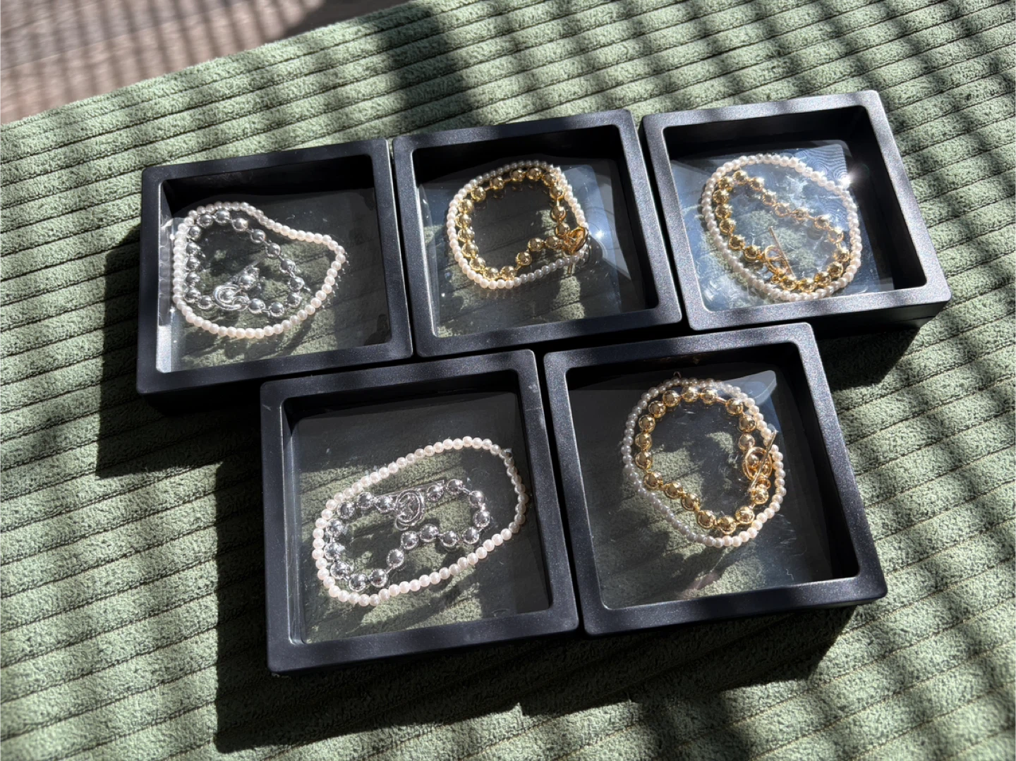 (NEW)Set of 5 Pearl and Gold/Silver Tone Bracelets