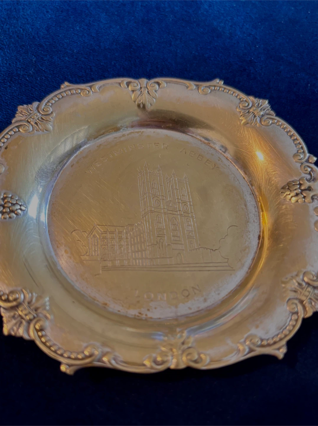 Decorative Plate & EPNS Salt & Pepper Set 🇬🇧