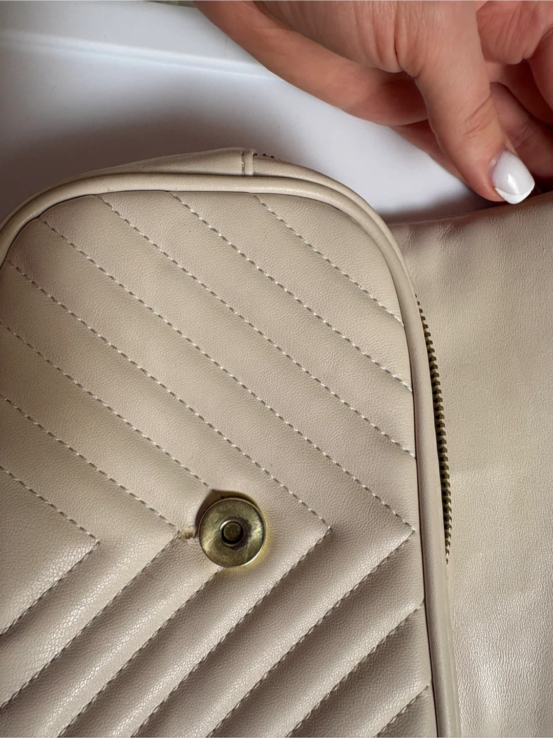 Quilted Cream Shoulder Bag with Lion Clasp - photo 2