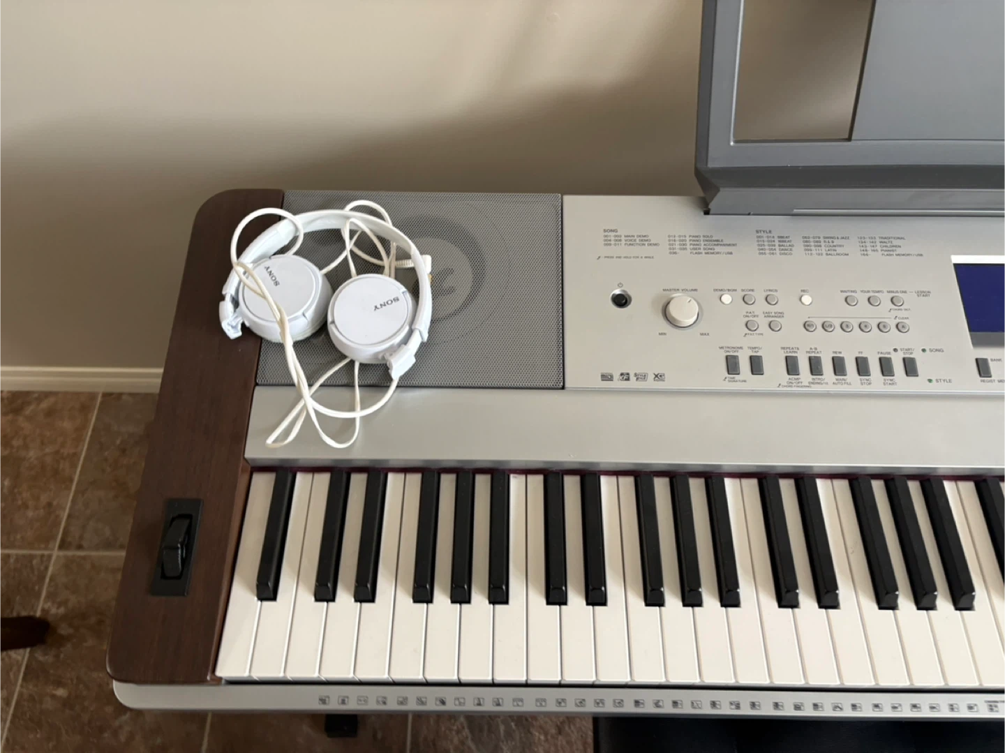 Yamaha Digital Piano with Bench and Headphones - photo 2