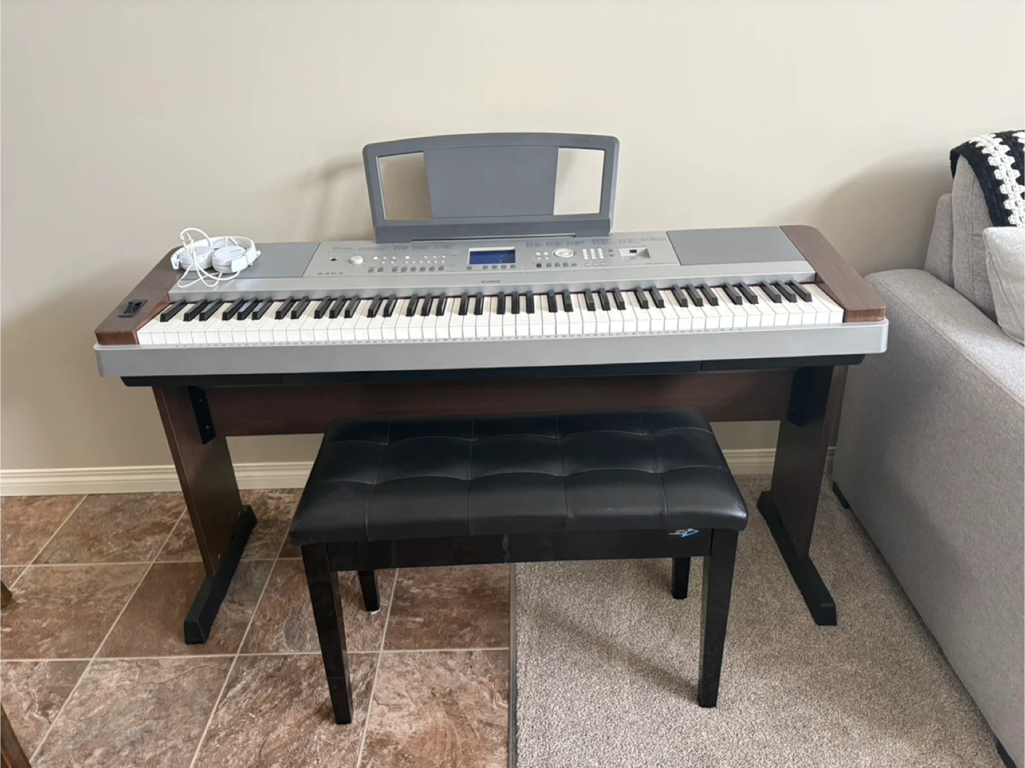Yamaha Digital Piano with Bench and Headphones - photo 3