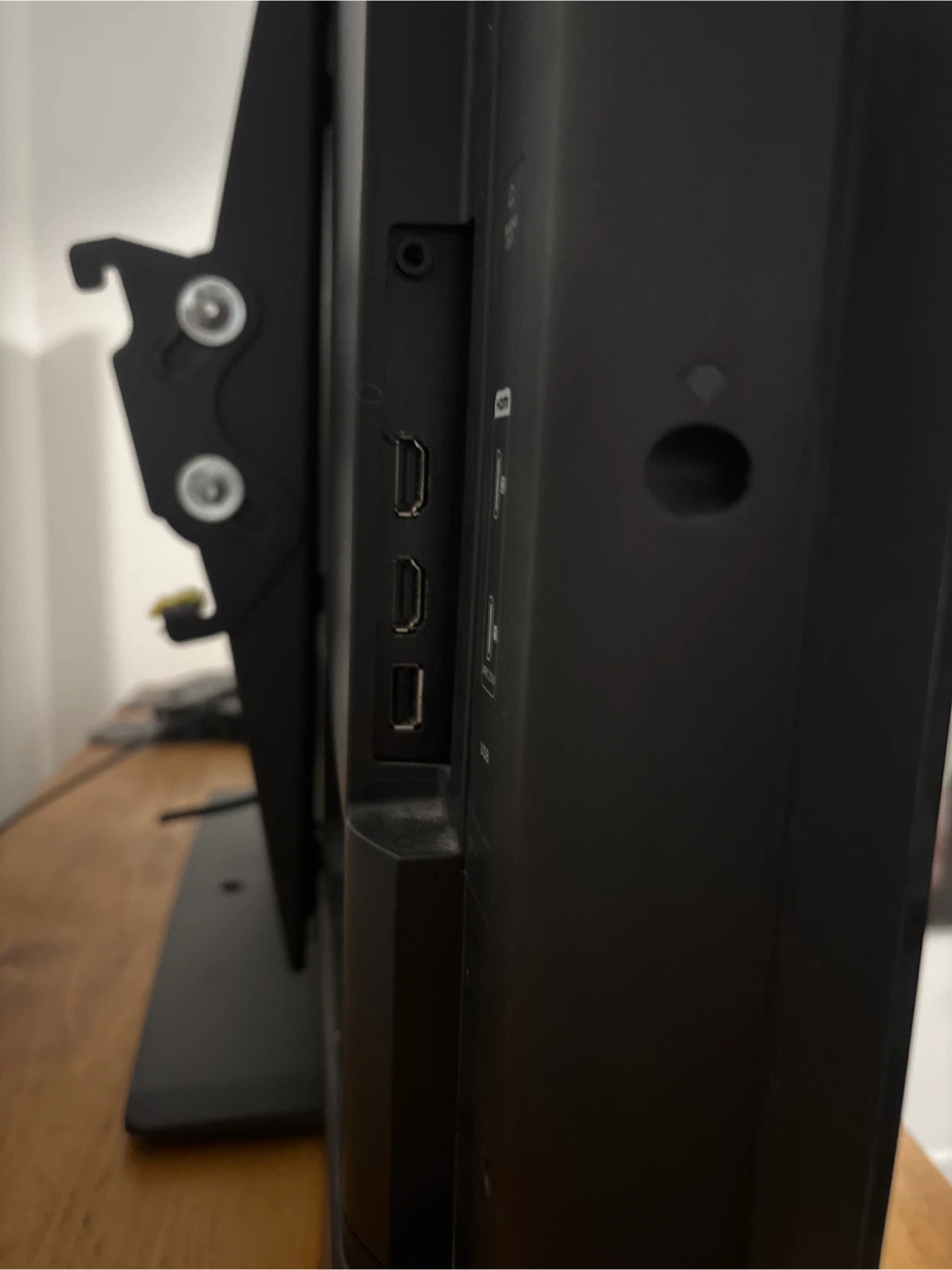 Insignia 32 inch TV - photo 2