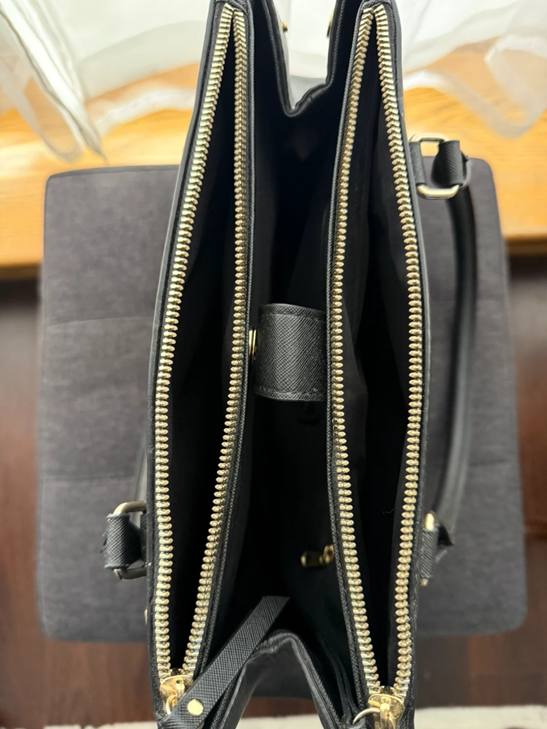 *Like New* Black Tote Handbag - photo 2