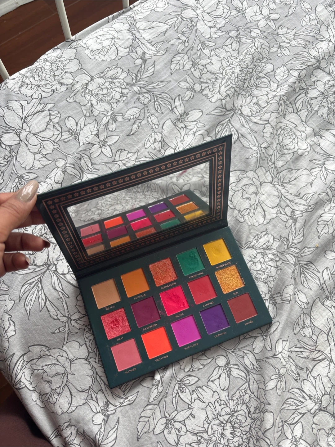 Ace Beaute Nostalgia Eyeshadow Palette