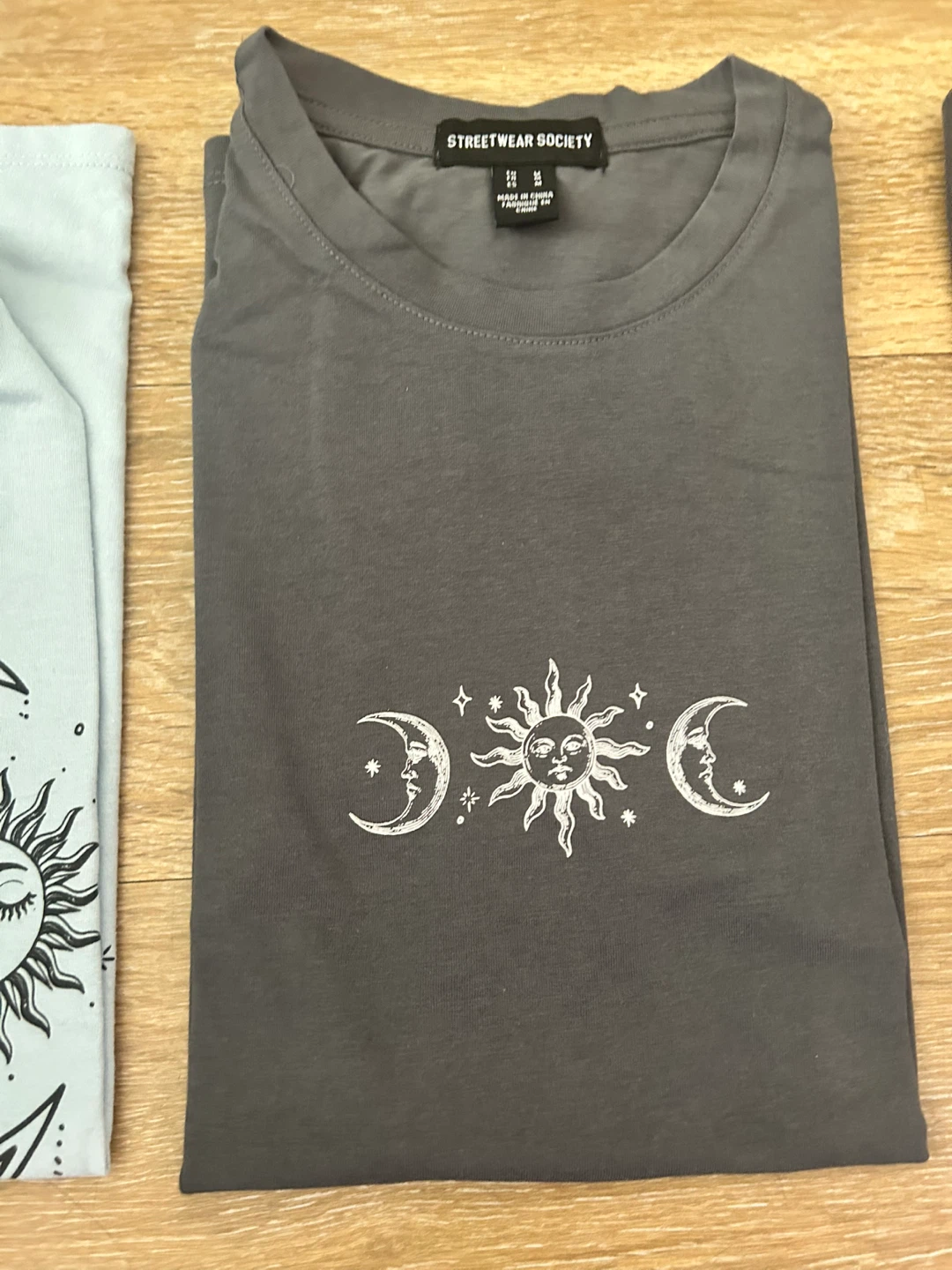 Bundle of 4 graphic t-shirts - photo 5