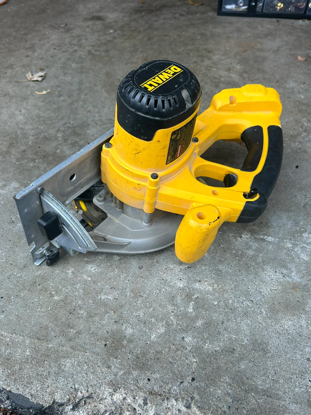 DeWalt DC390 18V 6 1/2" Cordless Circular Saw - photo 4