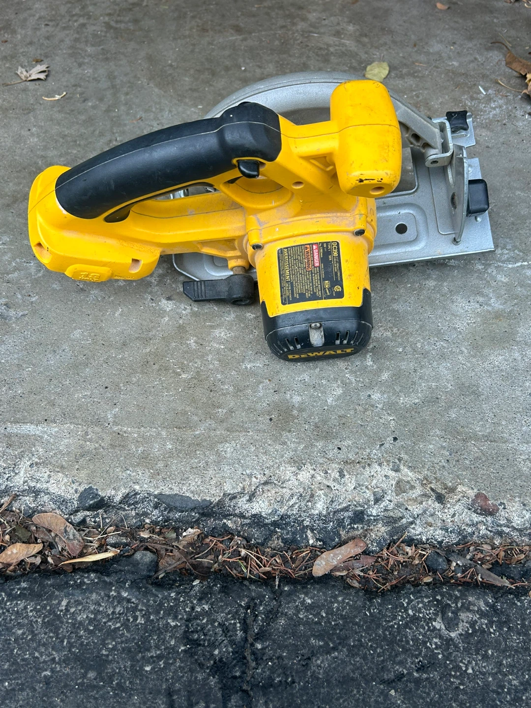 DeWalt DC390 18V 6 1/2" Cordless Circular Saw - photo 2
