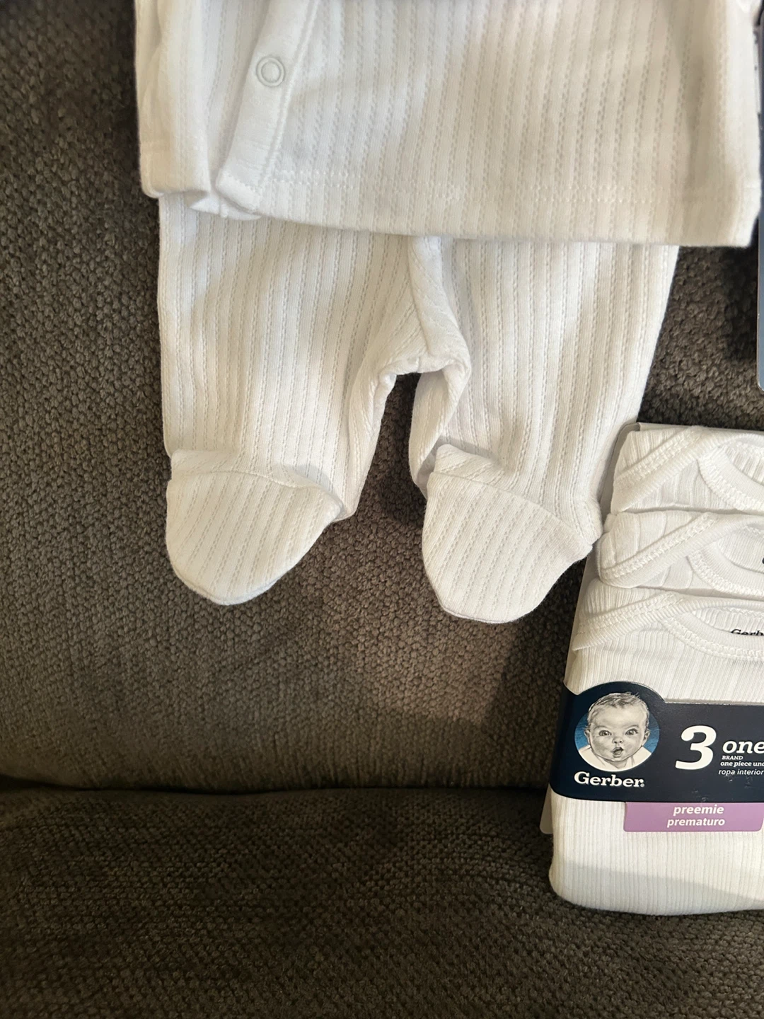 Gerber Baby 3-Piece Layette Set & 3 Onesies - photo 5