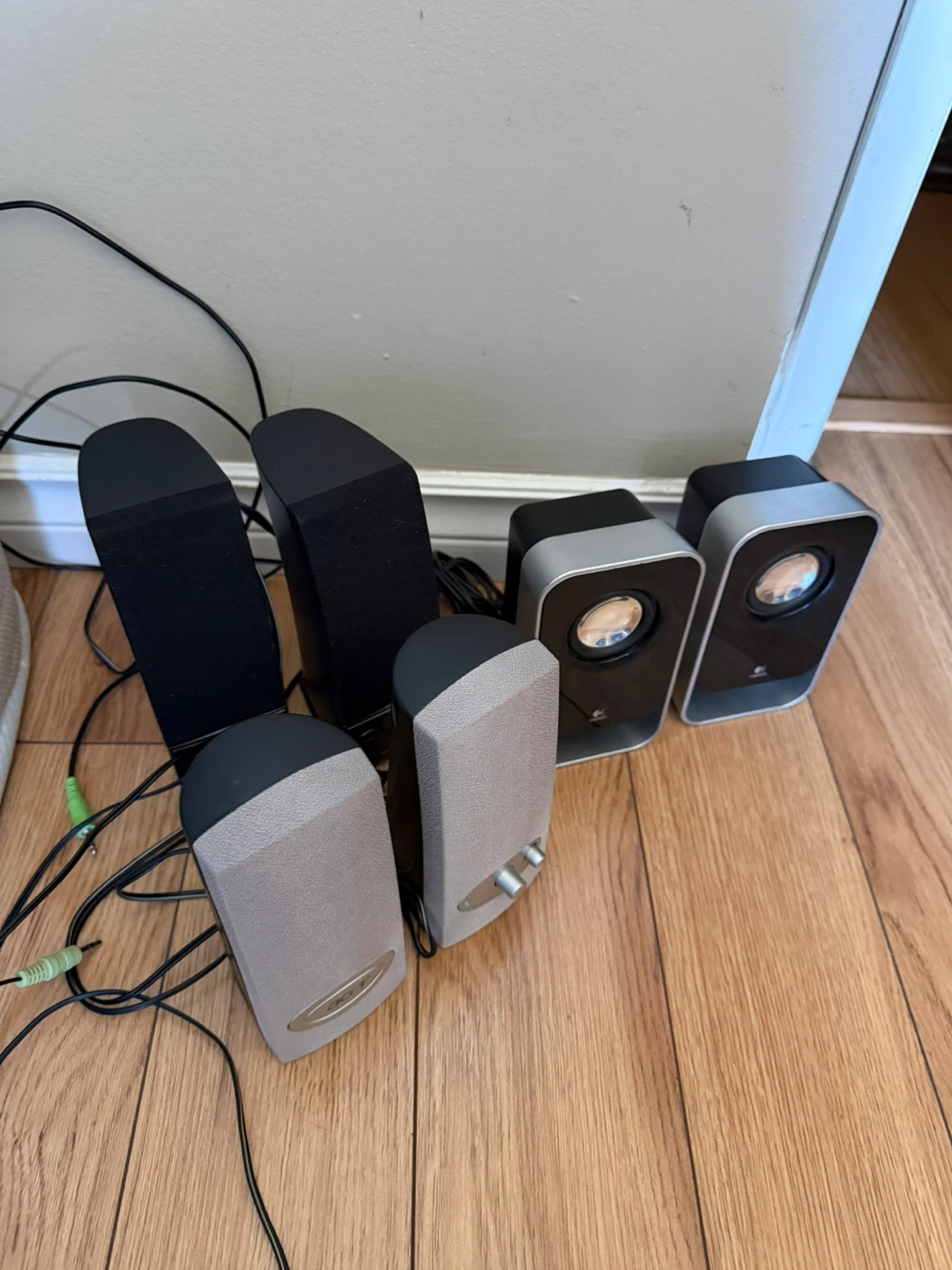 Computer Speakers Lot – Logitech, Acer  & Insignia 3.5mm AUX)