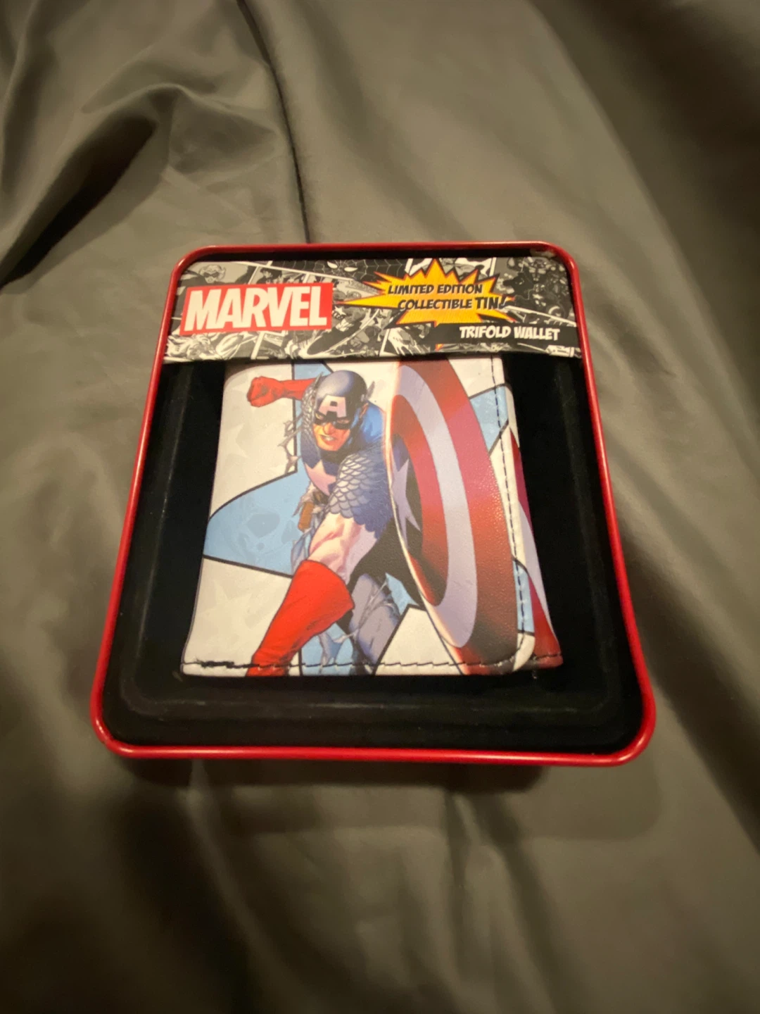 Marvel Captain America Trifold Wallet with Collectible Tin - photo 2
