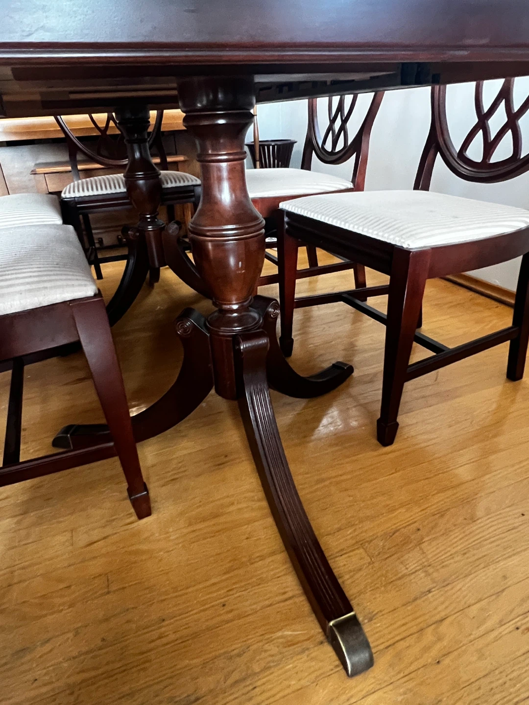 Knechtel Solid Cherry Wood Dining Set | + 6 Ornate Bailey Chairs - photo 2