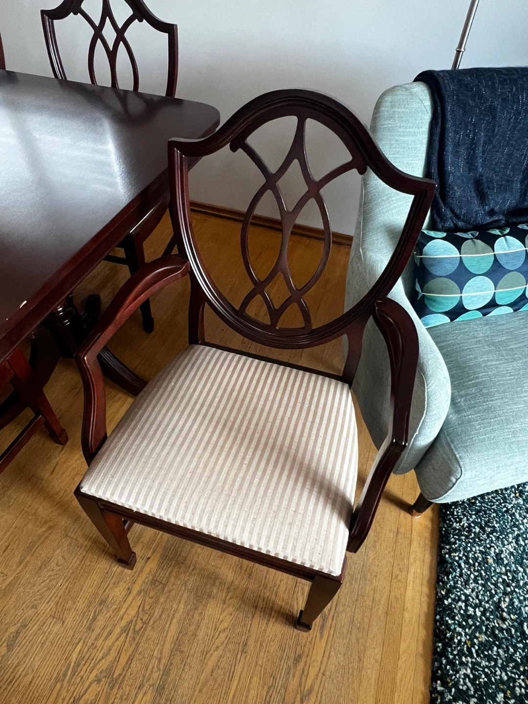 Knechtel Solid Cherry Wood Dining Set | + 6 Ornate Bailey Chairs - photo 4