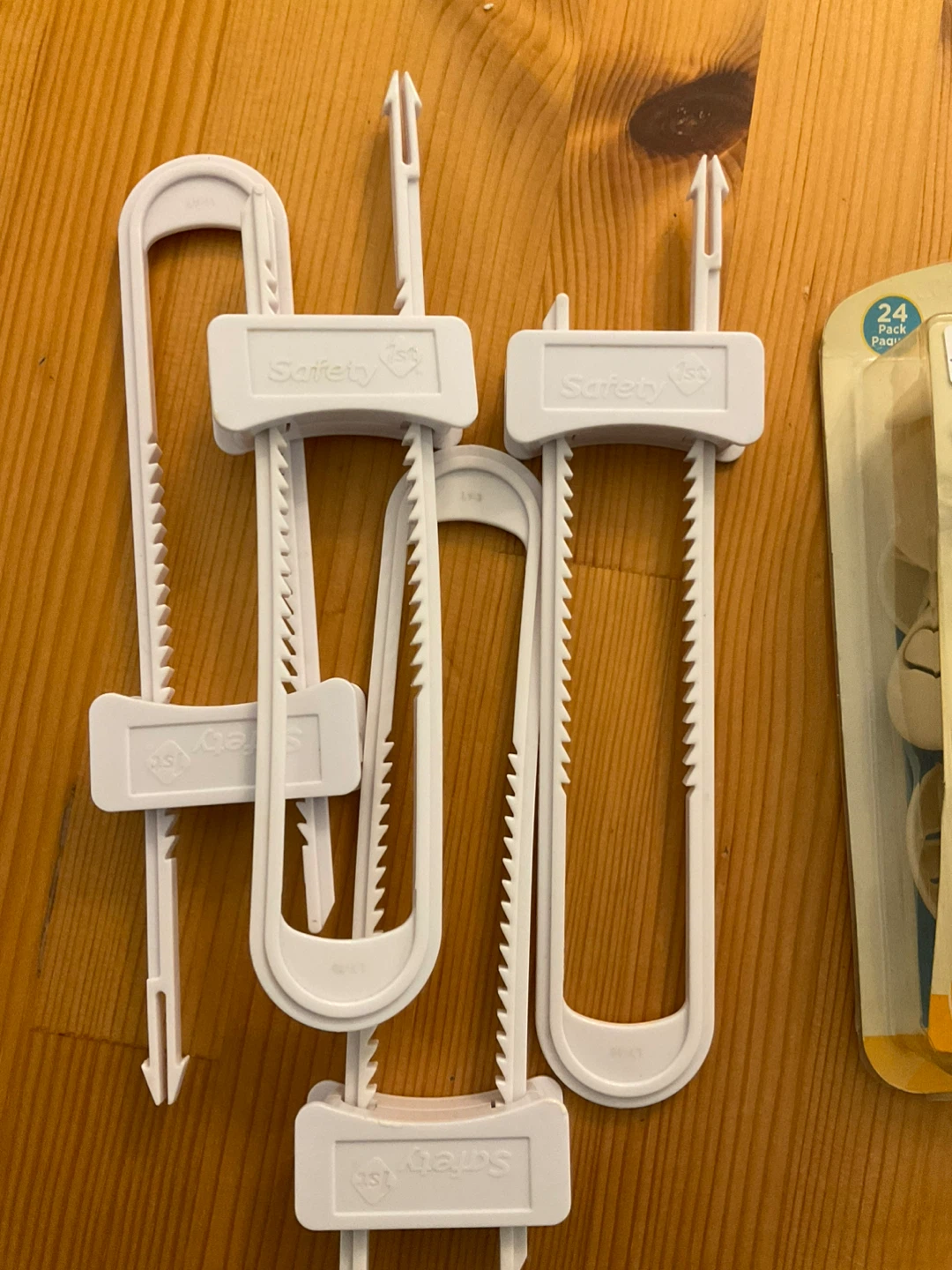 Safety 1st Child Proofing Latches and Plug Protectors - photo 2