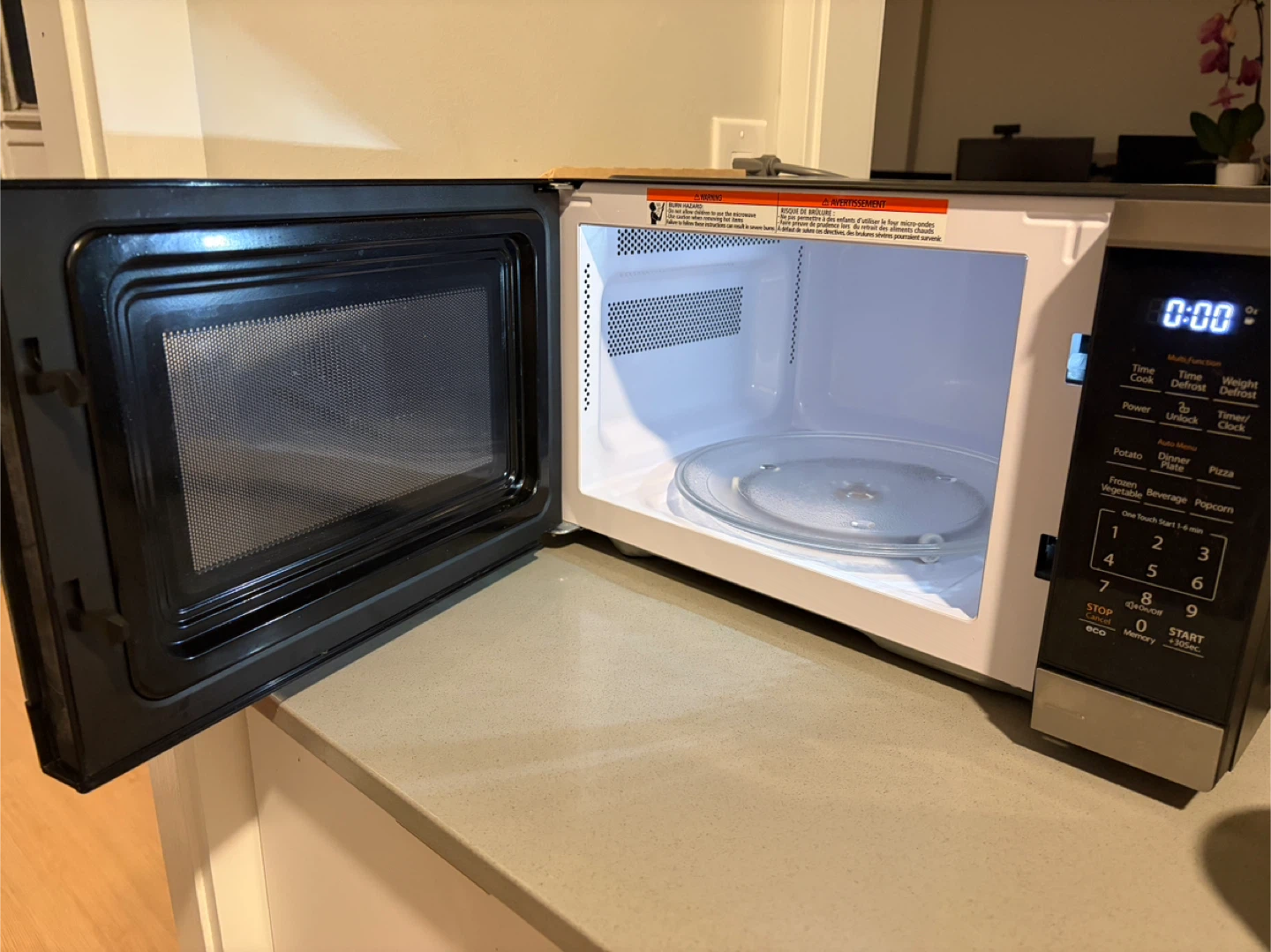 Toshiba Countertop Microwave, Stainless Steel, 900W - photo 3
