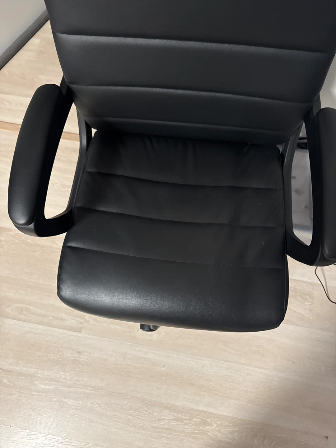 Office chair- Comfortable black swivel office chair - photo 4