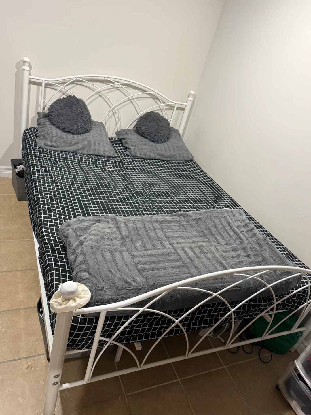Queen Size White Metal Bed Frame - photo 4