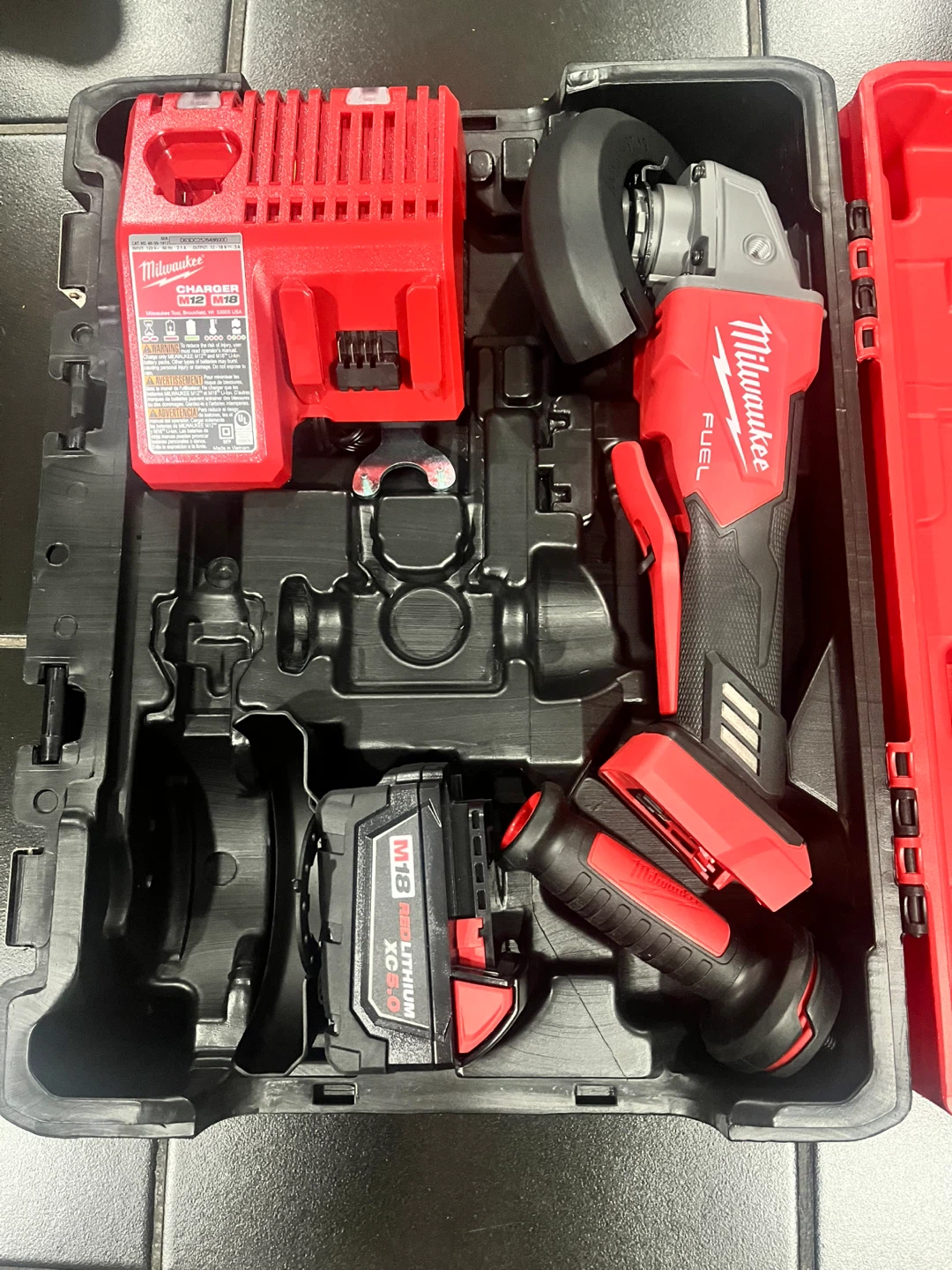 Milwaukee M18 FUEL 4-1/2" Braking Angle Grinder Kit