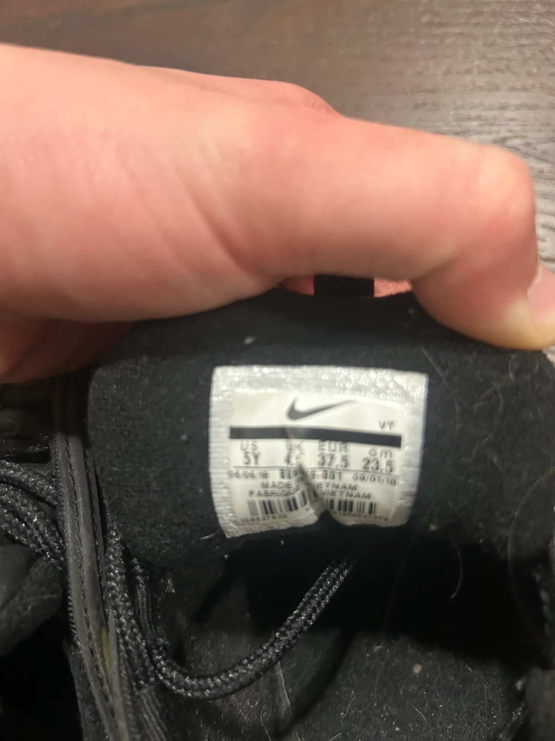 Black Nike shoes size 5y - photo 3