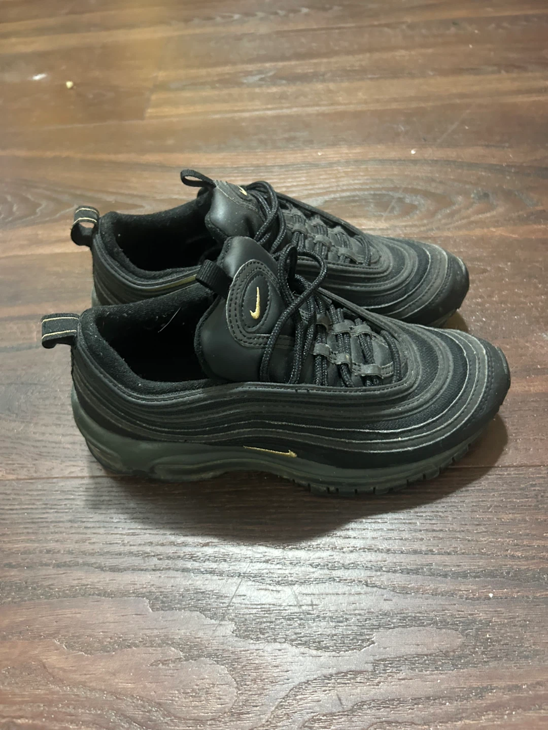 Black Nike shoes size 5y