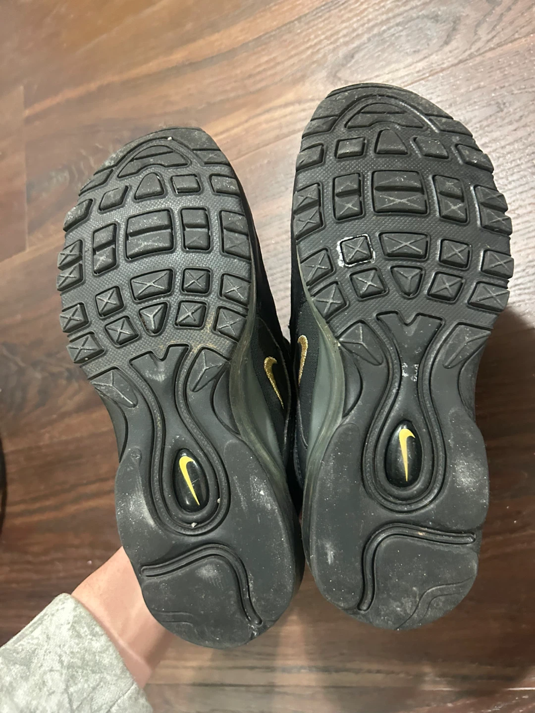 Black Nike shoes size 5y - photo 2