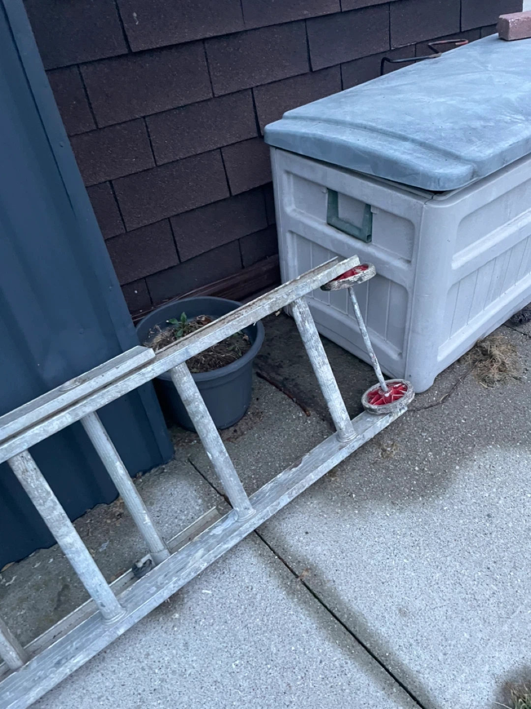 Aluminum Extension Ladder - photo 2