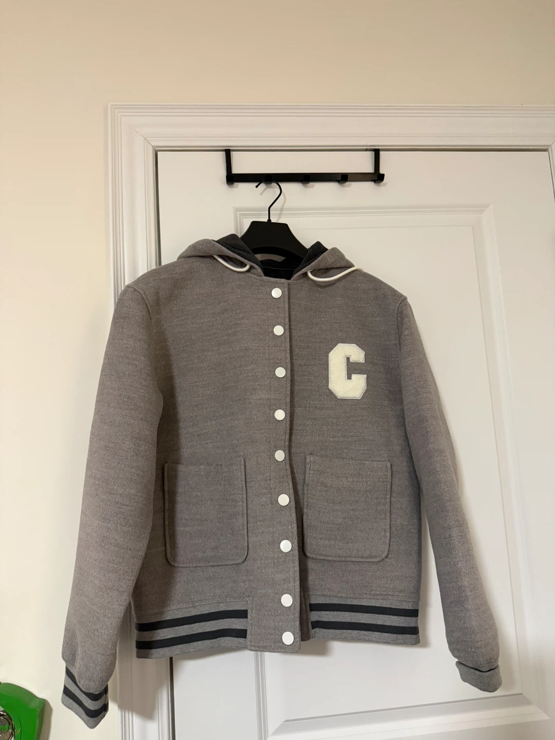 Grey hooded varsity jacket with 'C' patch - photo 2