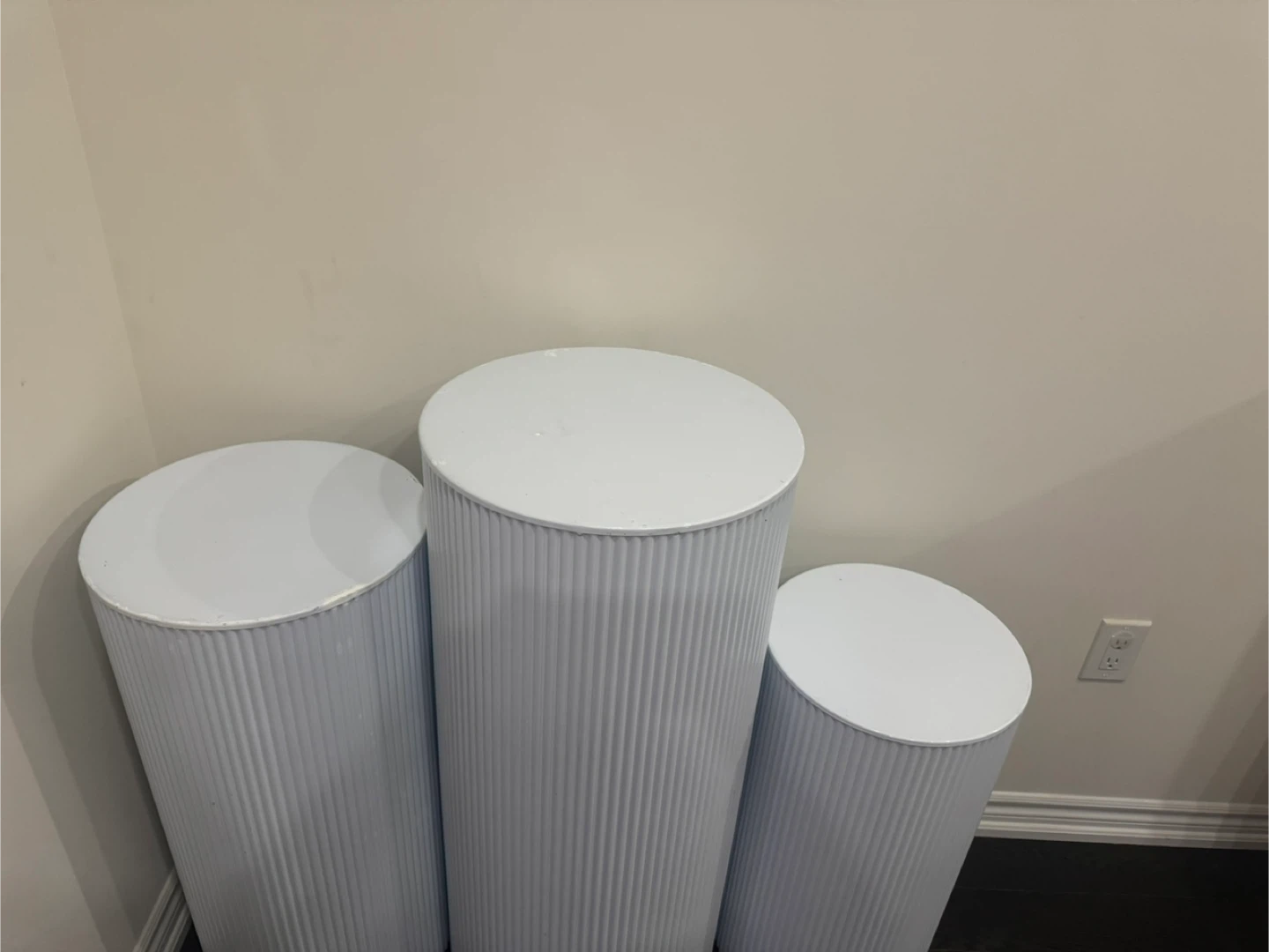 Set of 3 White Ripple Pedestal Stands/ Plinths - photo 2