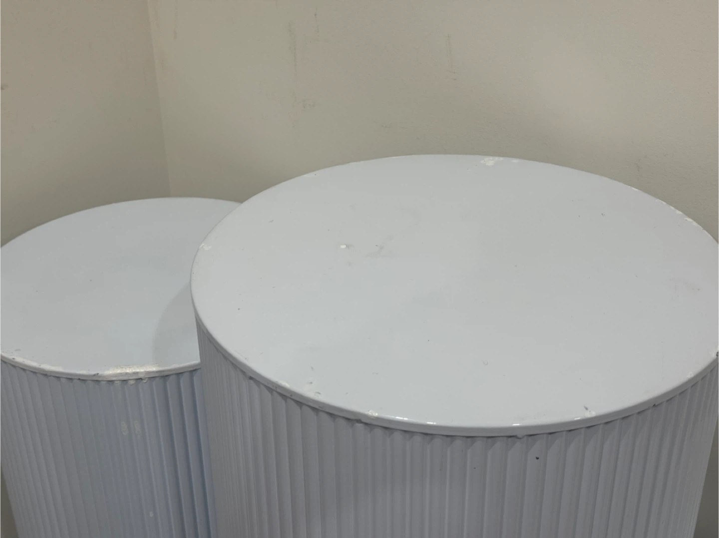 Set of 3 White Ripple Pedestal Stands/ Plinths - photo 3