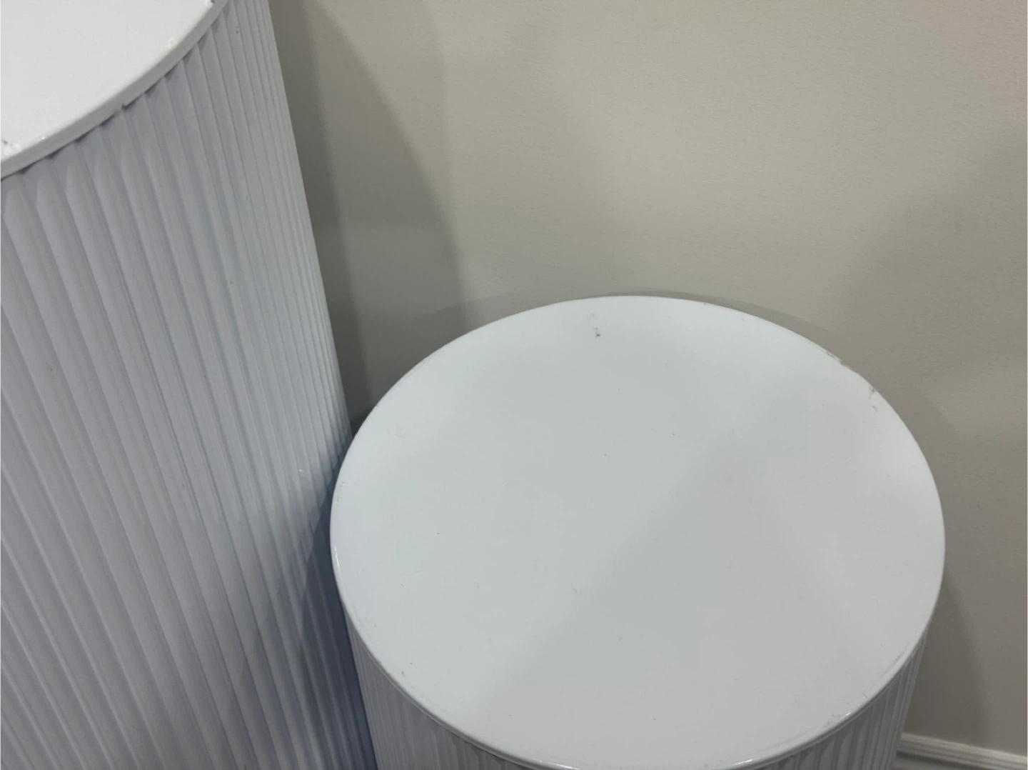 Set of 3 White Ripple Pedestal Stands/ Plinths - photo 5