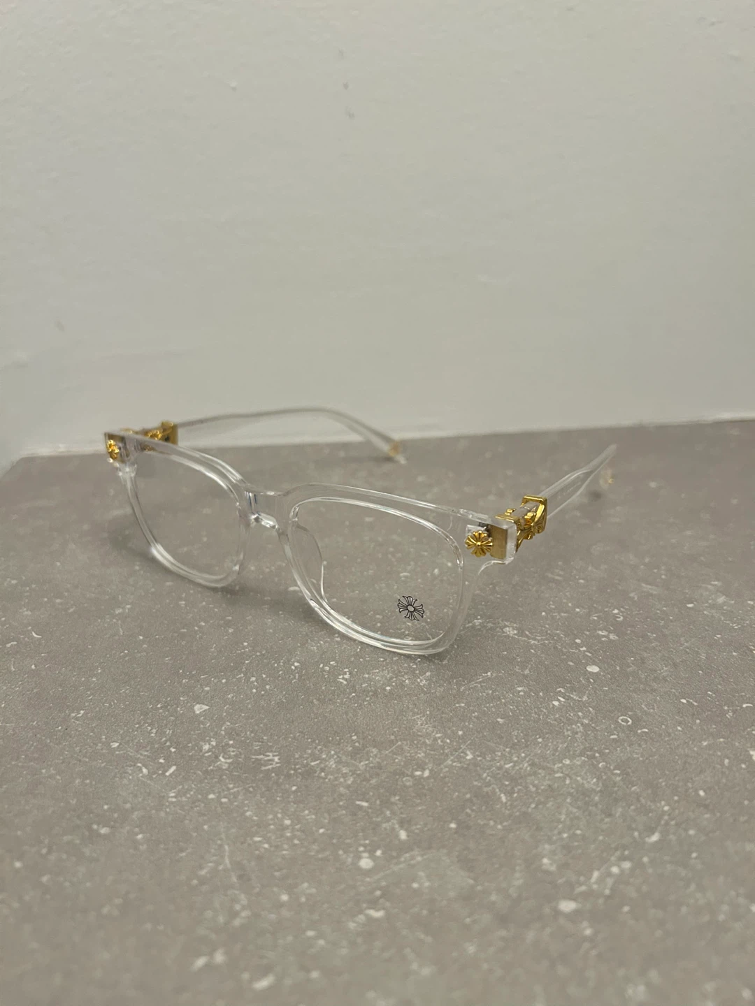 Lunettes Chrome Hearts transparentes avec détails dorés
