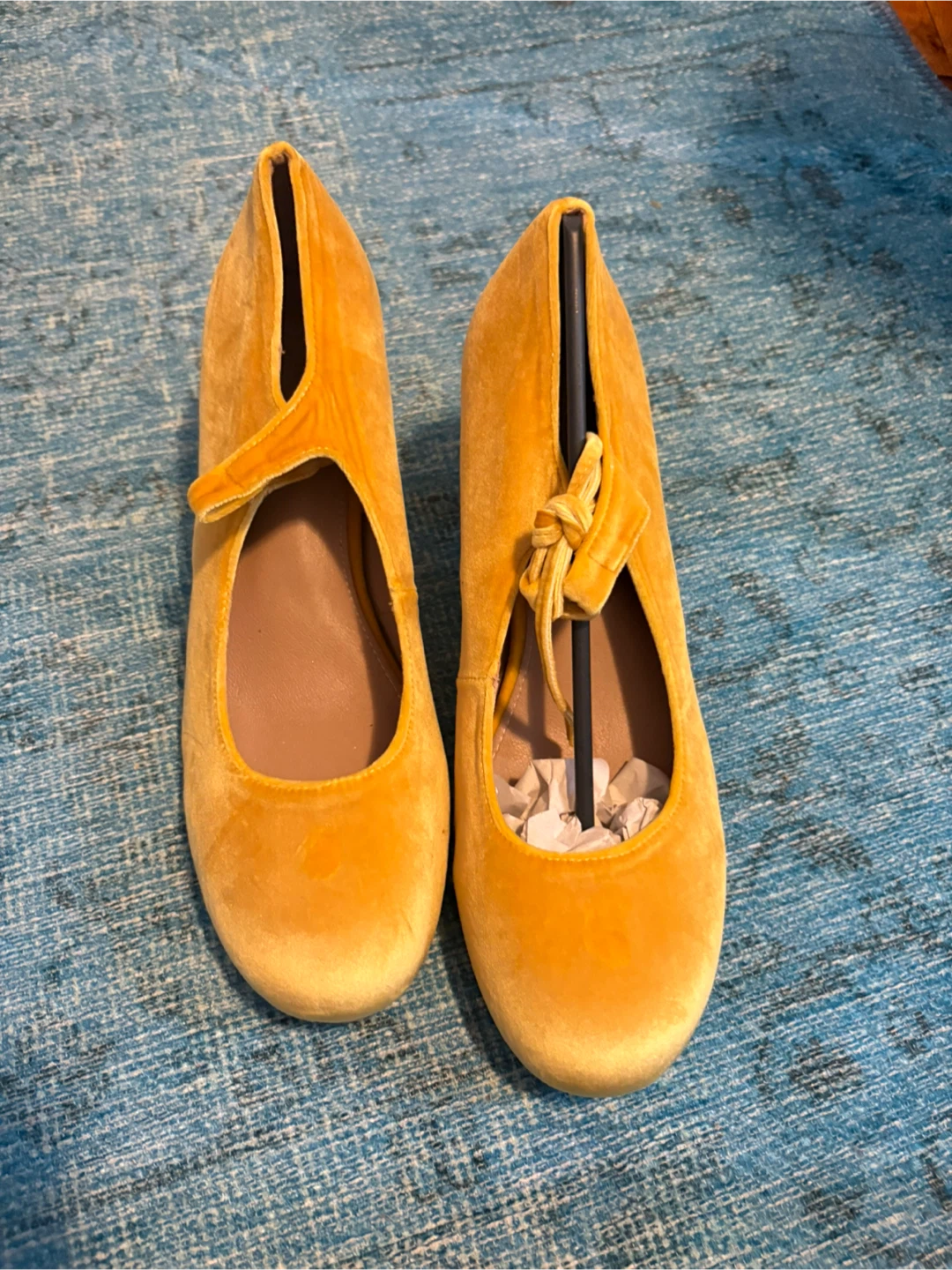 Women'spointed toe pumps and velvet flats