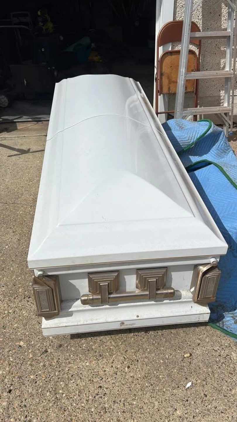 Full-Size Casket | Halloween / Haunted House / Film Use - photo 2