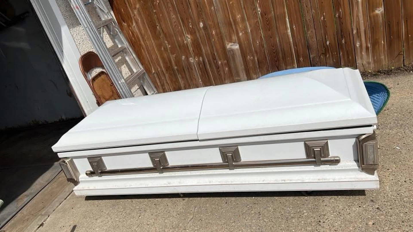 Full-Size Casket | Halloween / Haunted House / Film Use - photo 3