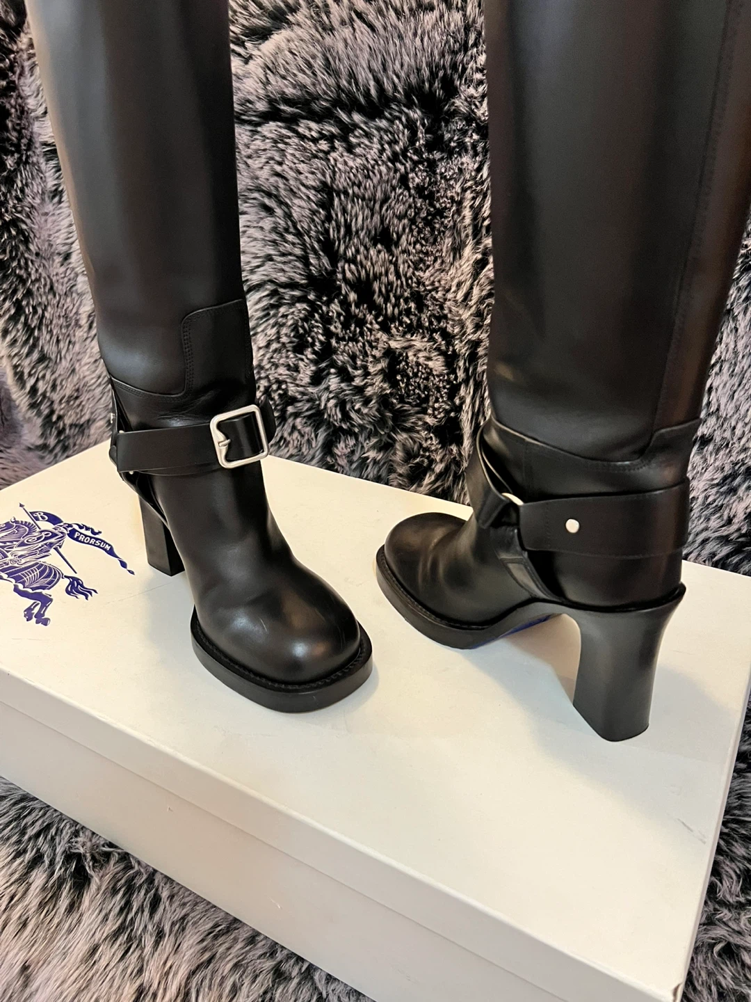 Burberry Calf Leather High Knee Boots. Size 39 - photo 5