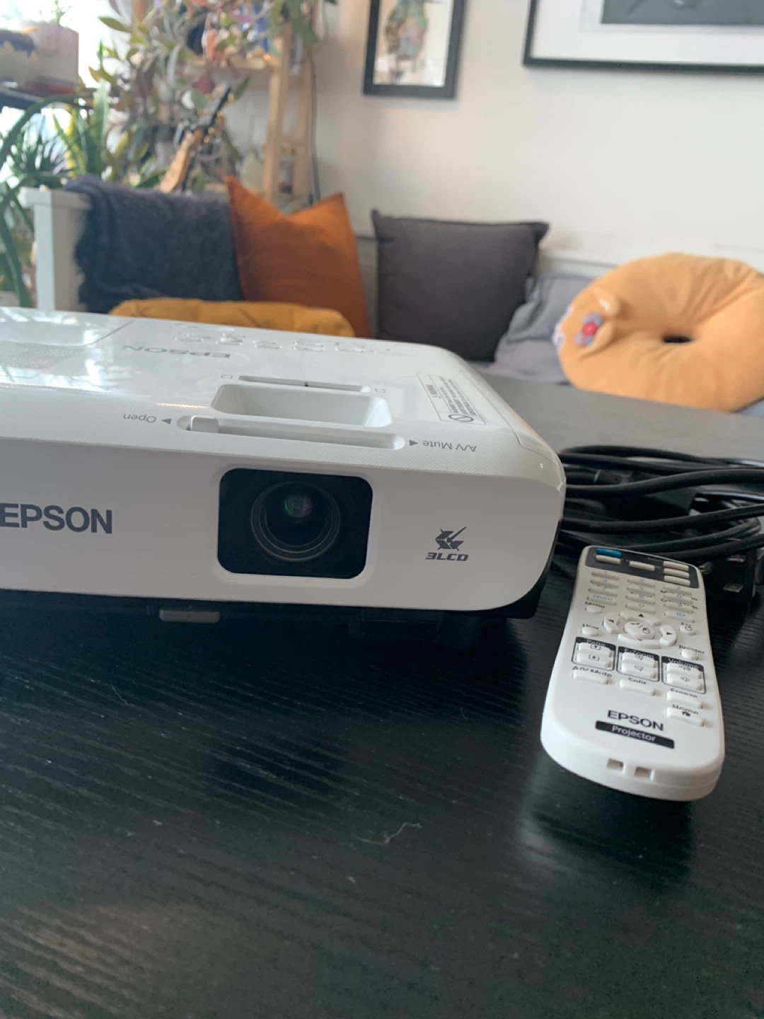 ‼️MOVING SALE‼️Epson VS250 Projector with Remote - photo 3