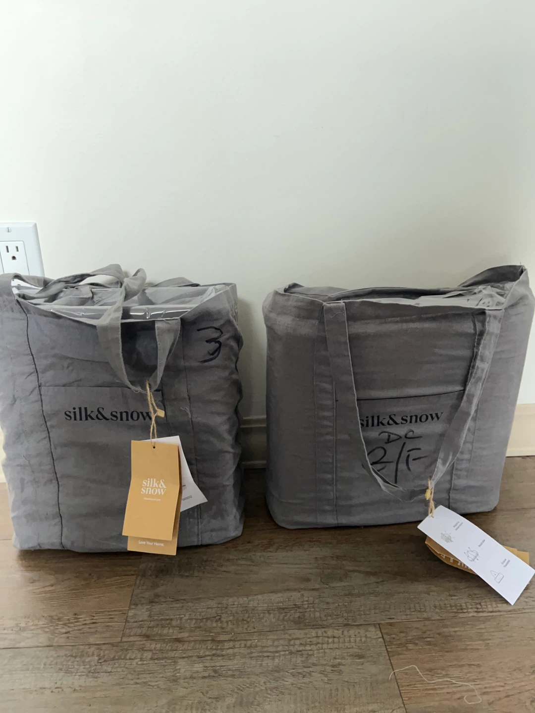 BRAND NEW Silk & Snow Queen Relaxed Linen Sheet AND Duvet Set - photo 5