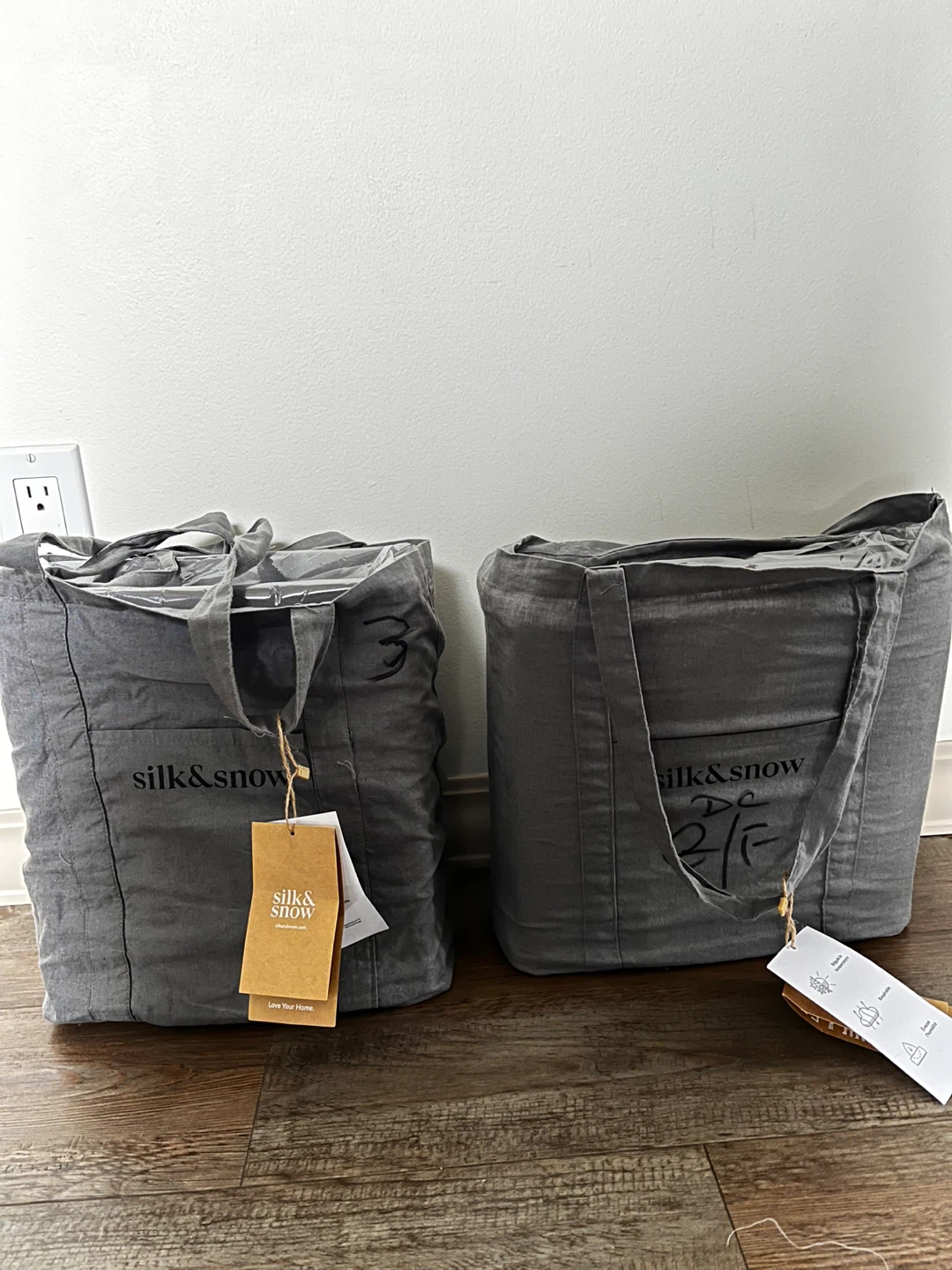 BRAND NEW Silk & Snow Queen Relaxed Linen Sheet AND Duvet Set - photo 4