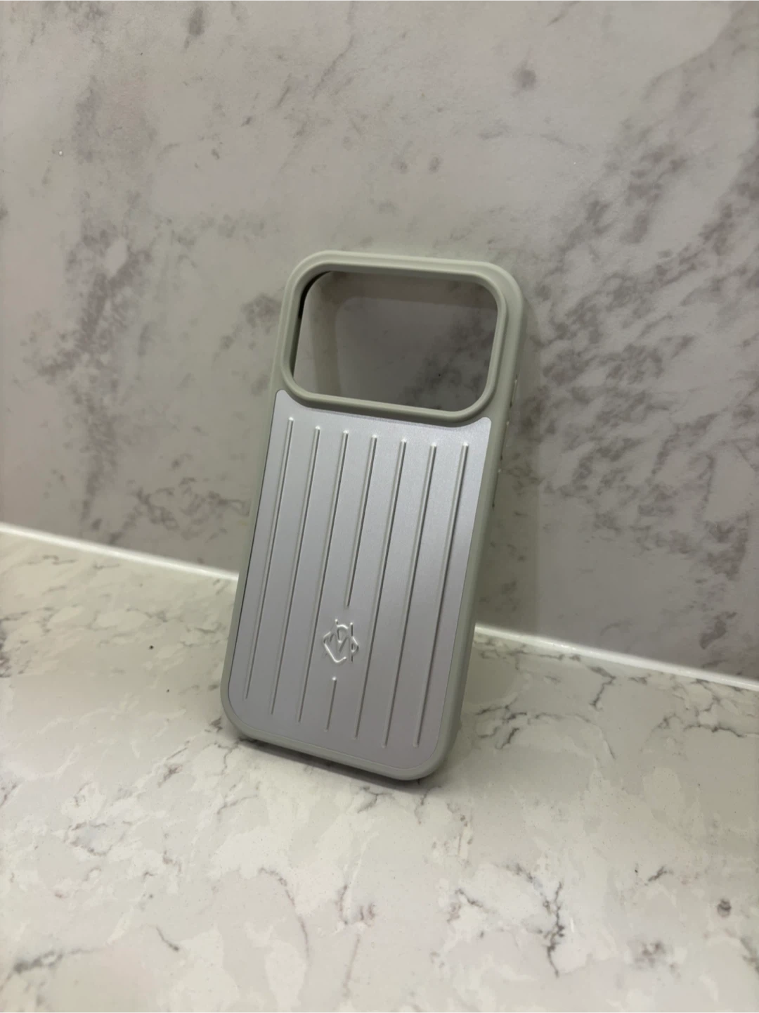 Rimowa iPhone 17 Pro / Pro Max cases - photo 2