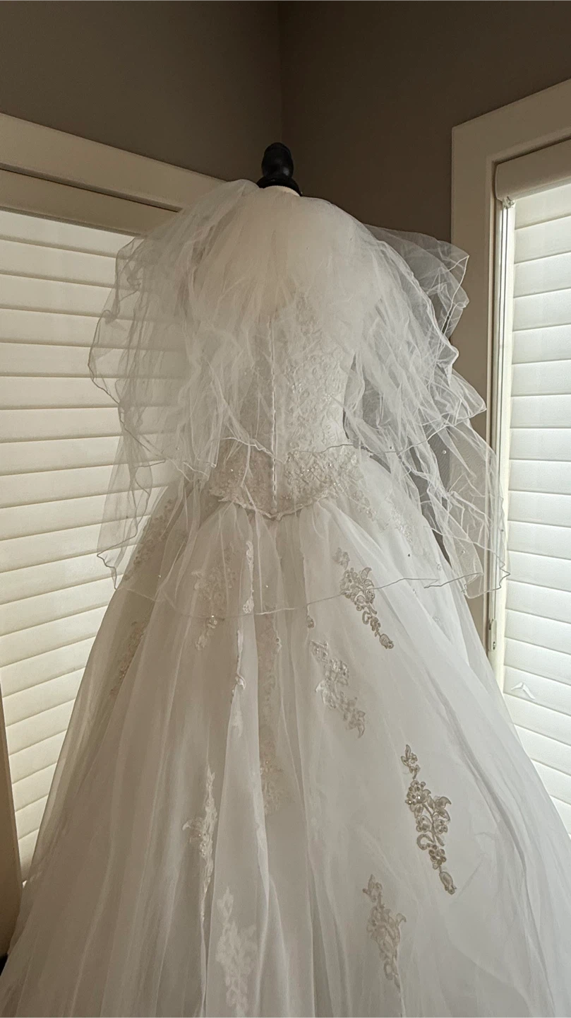 White Wedding Dress with train, veil and tiara - photo 5