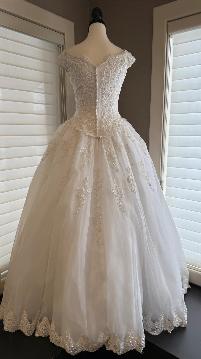 White Wedding Dress with train, veil and tiara - photo 3