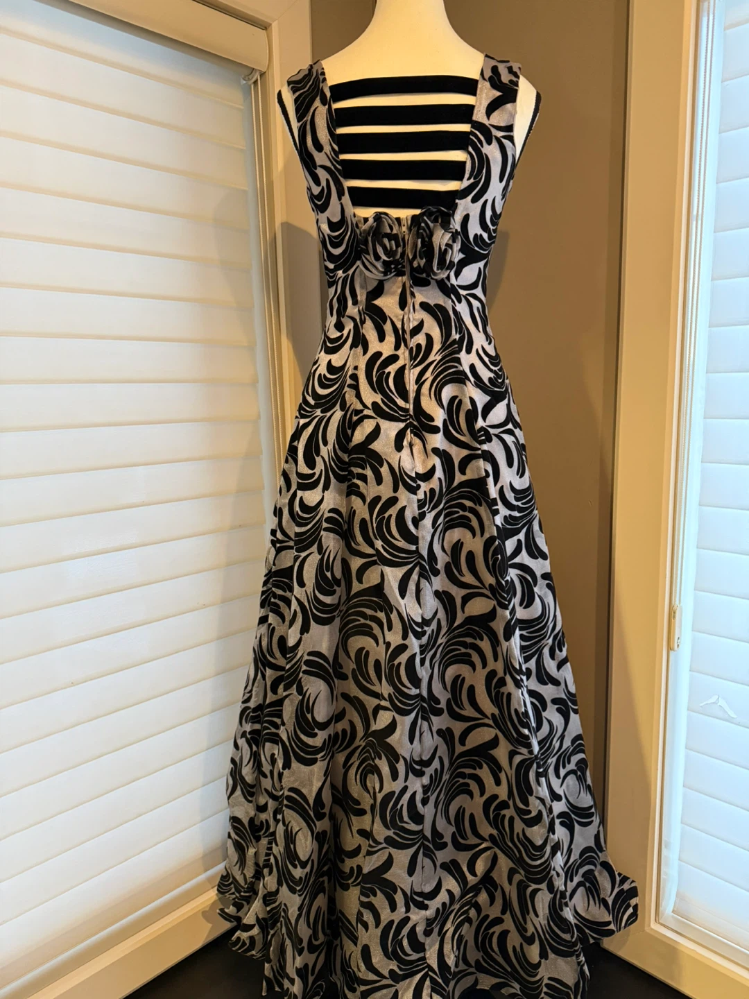 Black and Silver Sleeveless Swirl Dress - photo 4