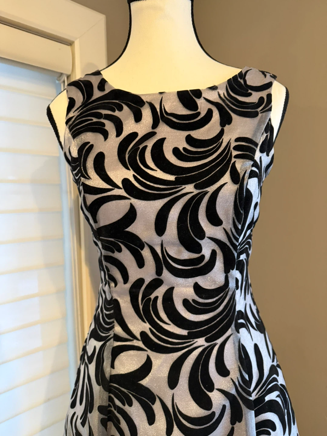 Black and Silver Sleeveless Swirl Dress - photo 2