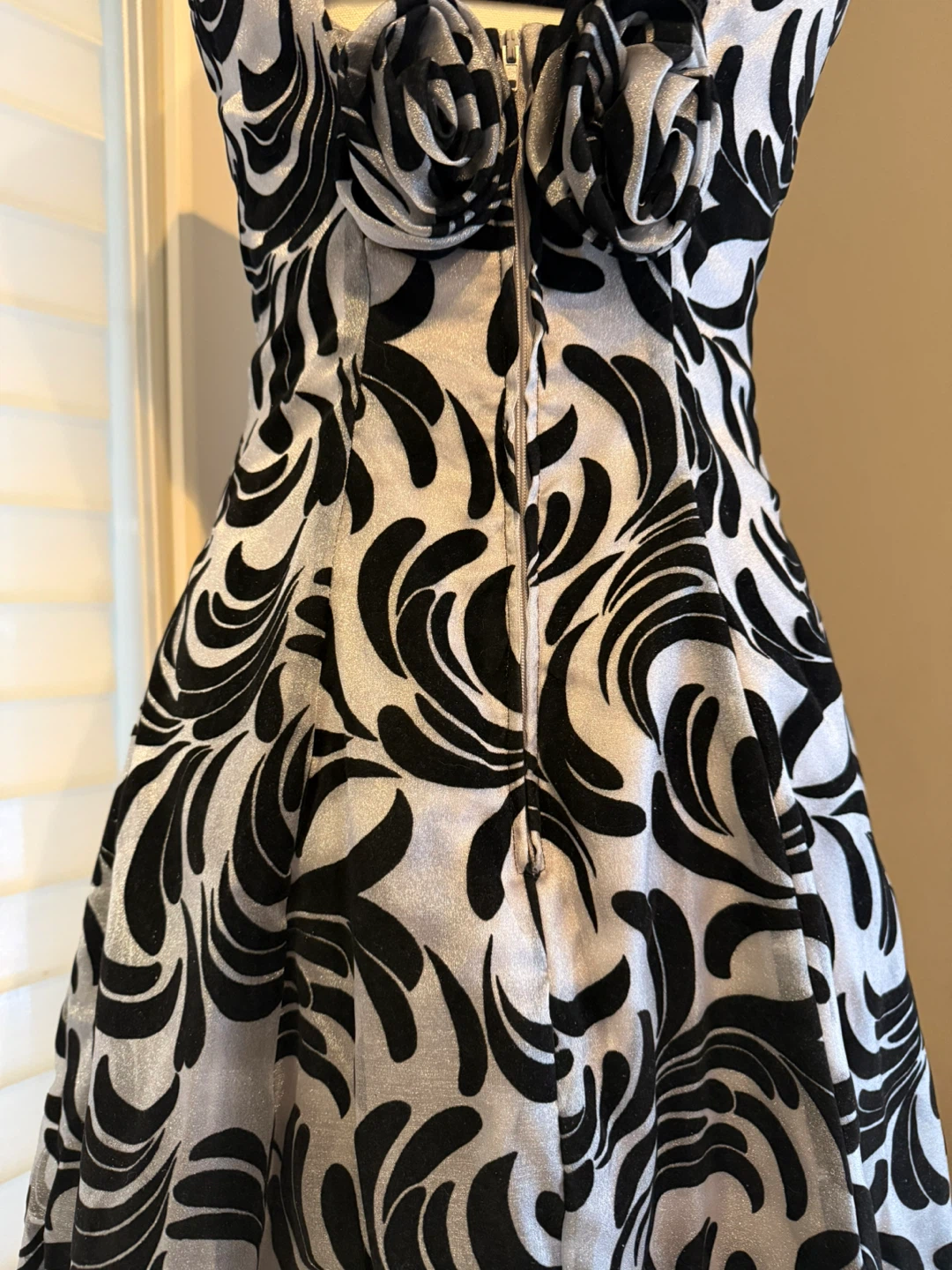 Black and Silver Sleeveless Swirl Dress - photo 5