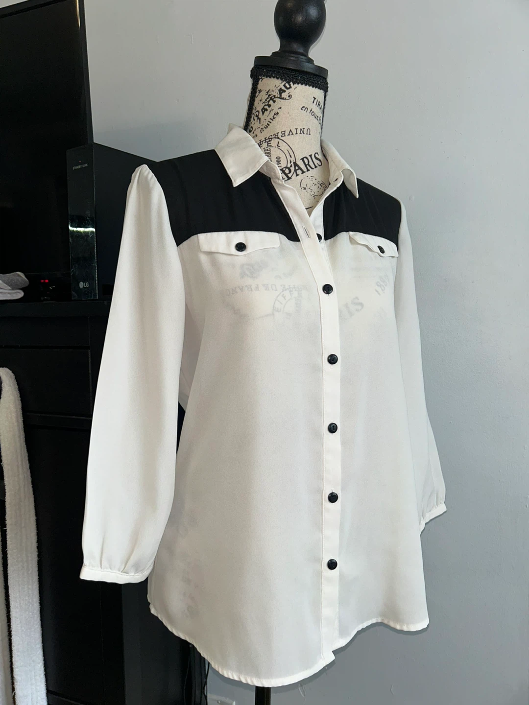 Suzy Shier Women's Black and White Blouse