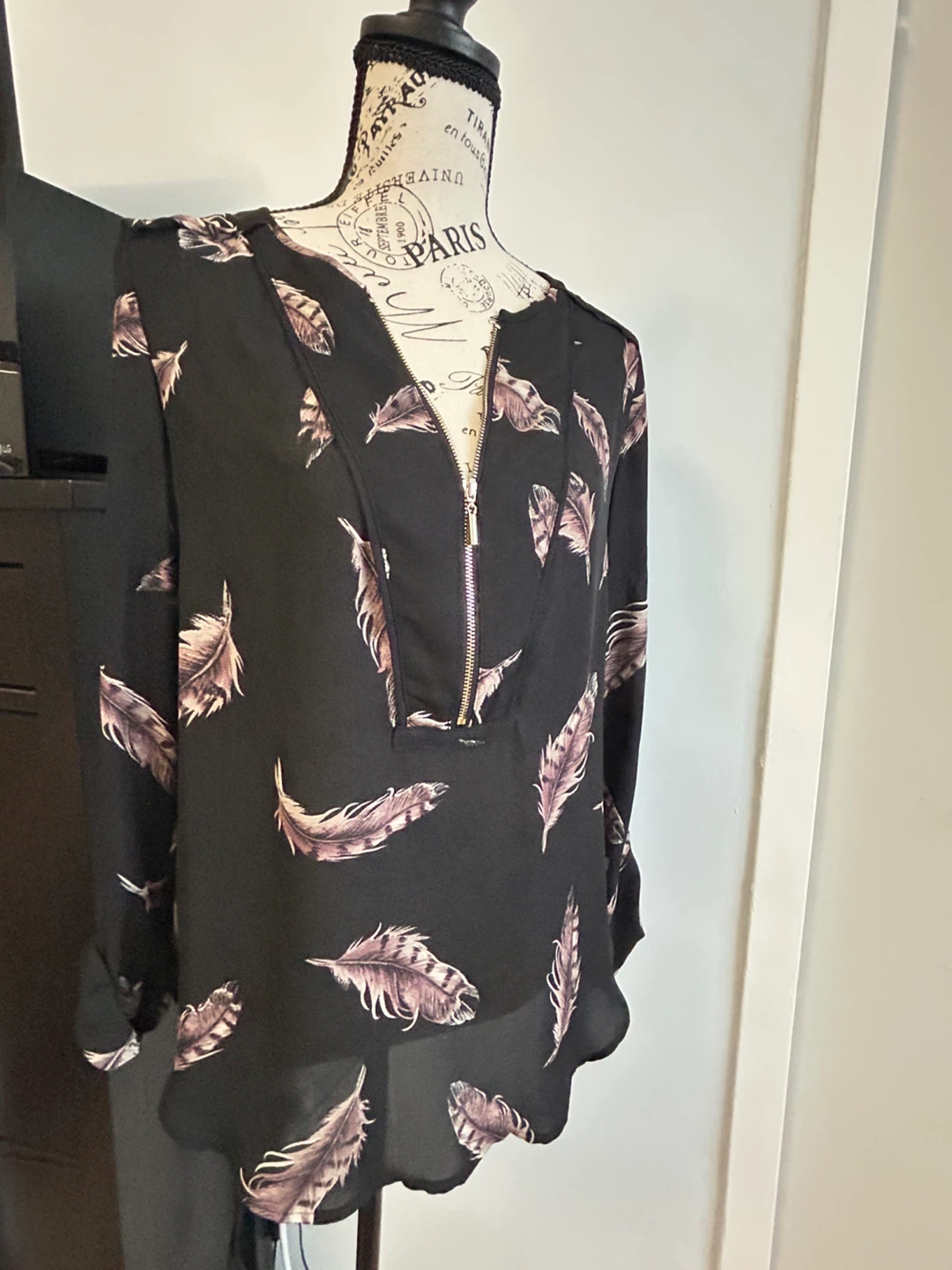 Dynamite Black Feather Print Blouse TP/XS