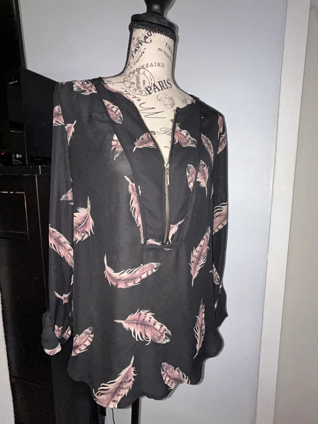 Dynamite Black Feather Print Blouse TP/XS - photo 4