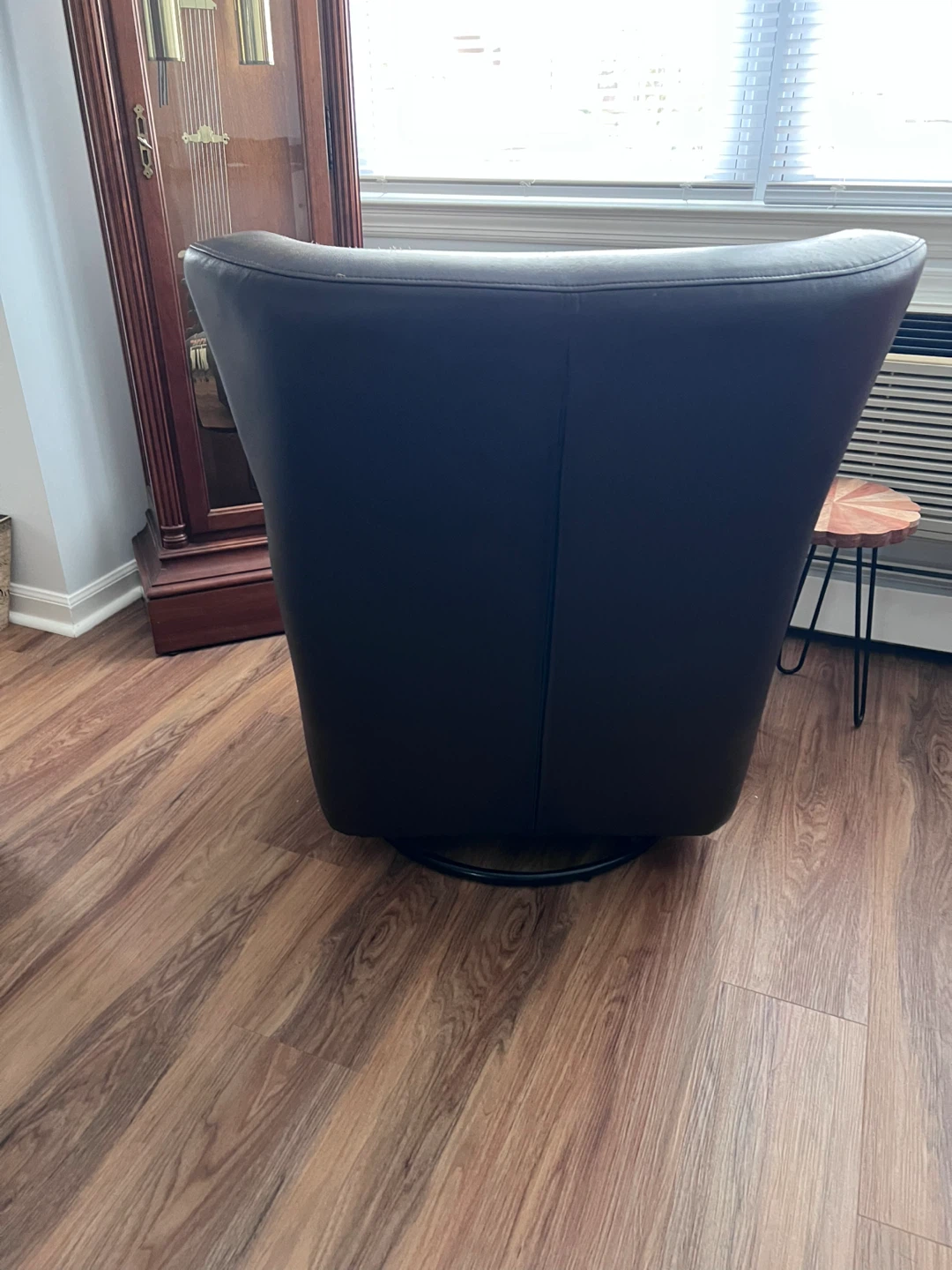$30 brown leather swivel chair - photo 3