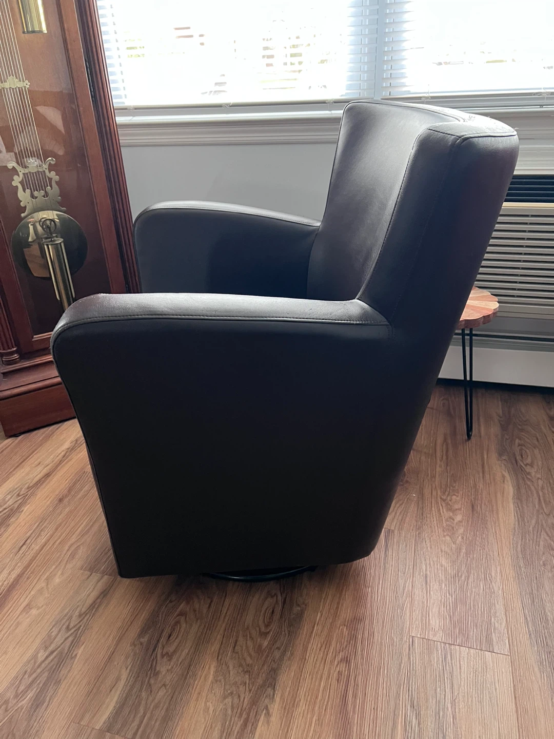 $30 brown leather swivel chair - photo 2